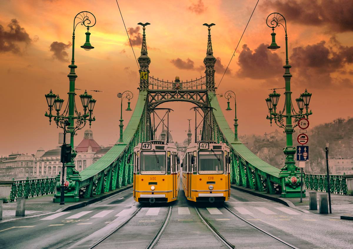 Dwa żółte tramwaje na Moście Wolności w Budapeszcie © Shutterstock