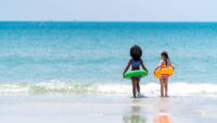 Dzieci na plaży © Shutterstock