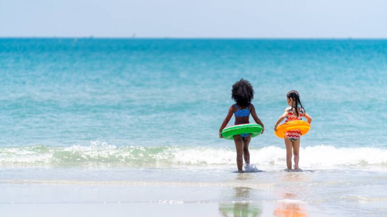 Dzieci na plaży © Shutterstock
