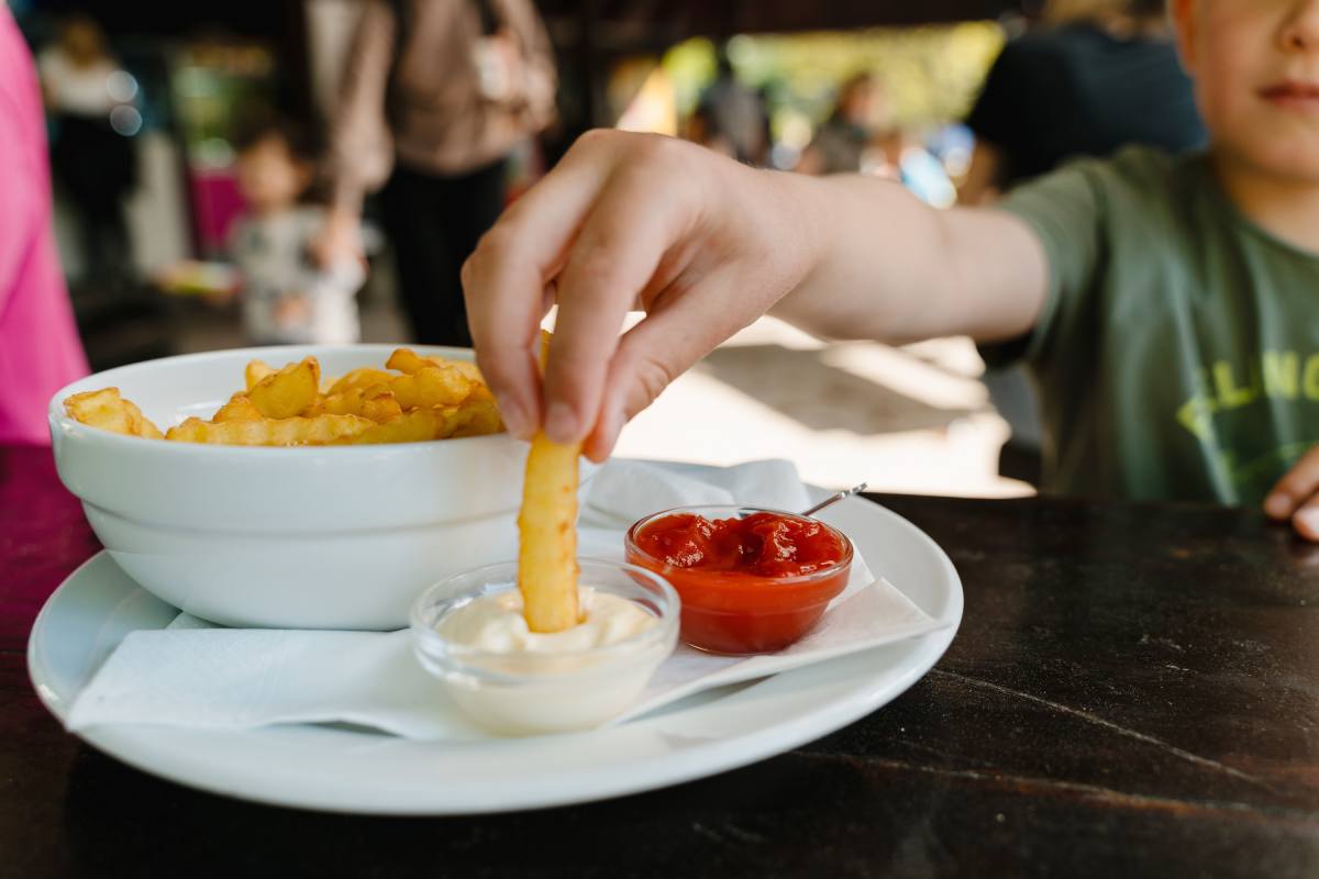 Dziecko jedzące frytki © Shutterstock
