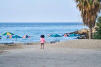 Dziecko na plaży w Pafos na Cyprze © Shutterstock