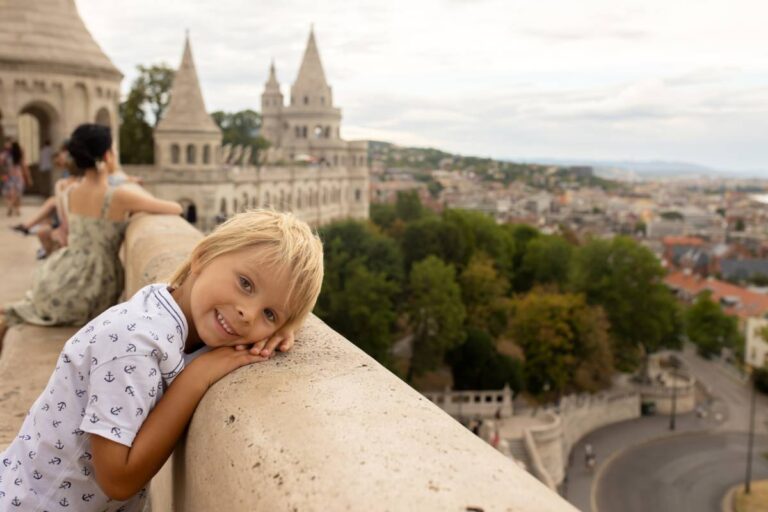 Dziecko odwiedzająe zamek w Budapeszcie w letni dzień, Węgry © Shutterstock