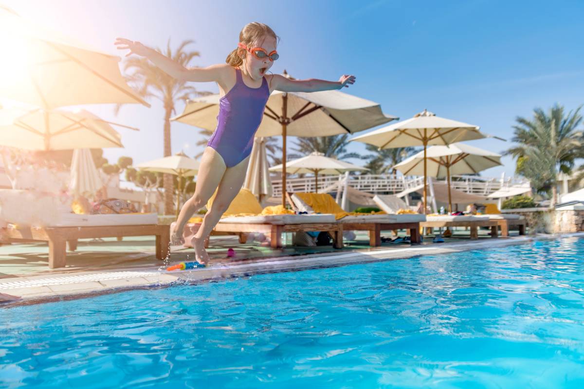 Dziecko skaczące do basenu w Egipcie, w Sharm El-Sheikh © Shutterstock