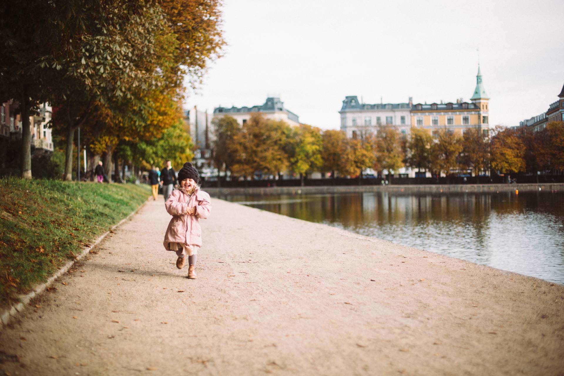 Dziewczynka biegnąca brzegiem jezior w Østerbro w Kopenhadze © Shutterstock