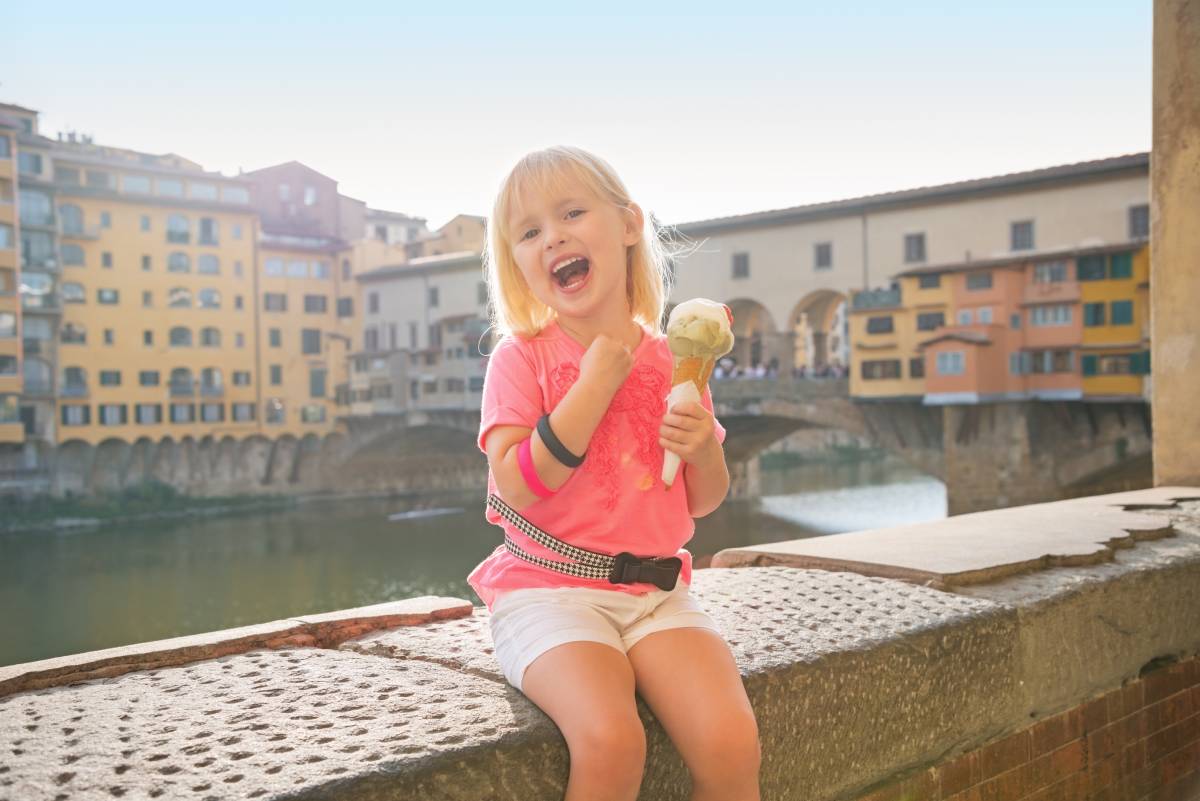 Dziewczynka jedząca lody w pobliżu Ponte Vecchio we Florencji, Włochy © Shutterstock