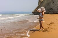 Dziewczynka na wybrzeżu Korfu © Shutterstock