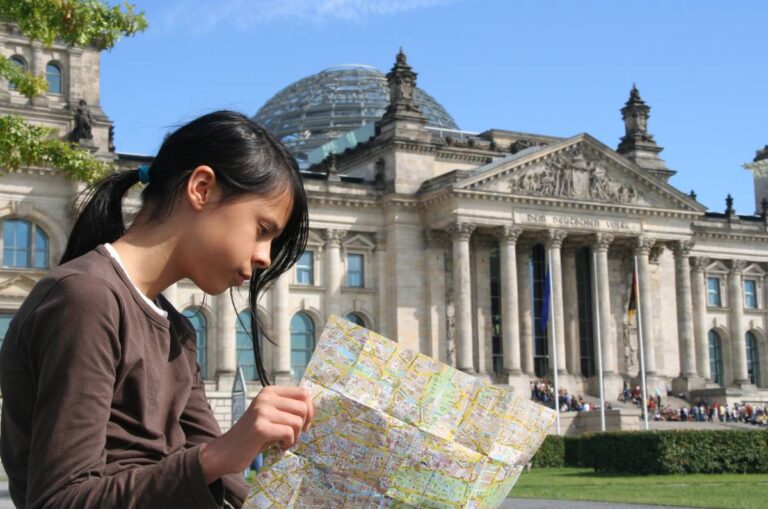 Dziewczynka z mapą przy budynku Reichstagu, Berlin © Shutterstock