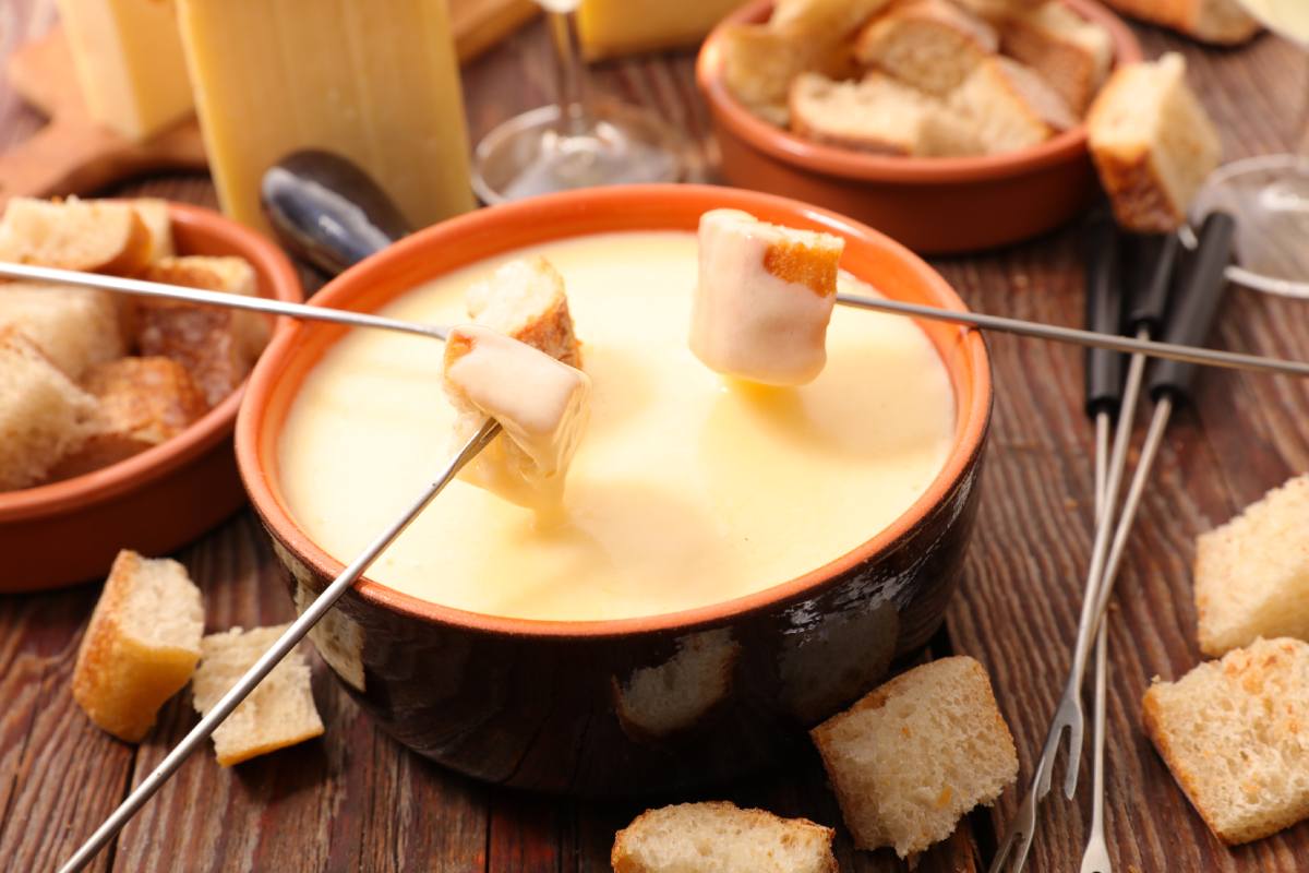 Fondue serowe © Shutterstock