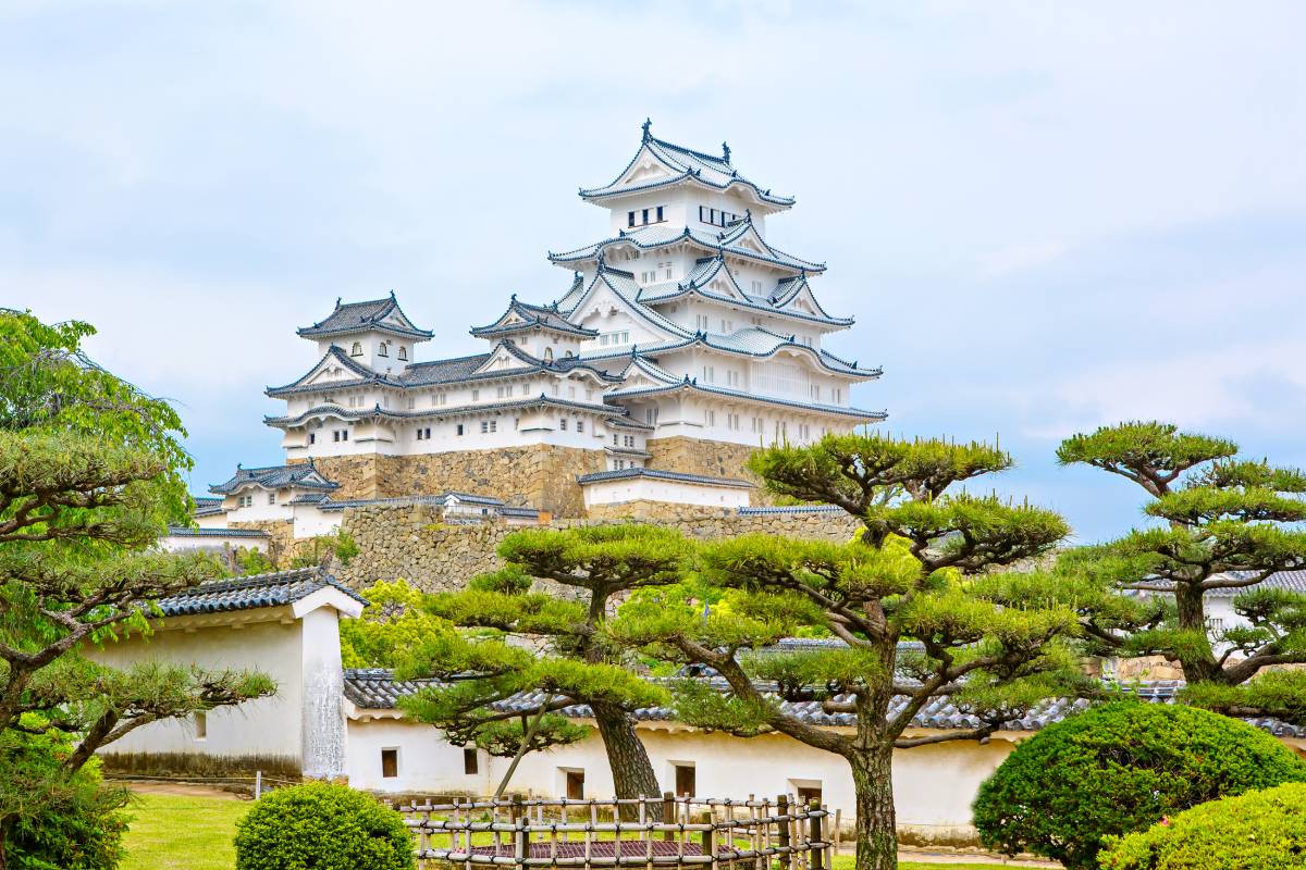 Główna wieża zamku Himeji, zwanego Zamkiem Białej Czapli, Japonia © Shutterstock