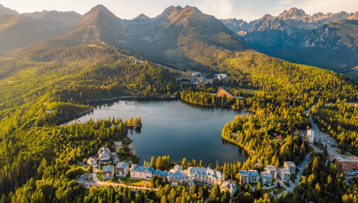 Górskie jezioro Szczyrbskie Pleso. Jezioro Szczyrbskie z widokiem na Park Narodowy Wysokie Tatry, Słowacja © Shutterstock