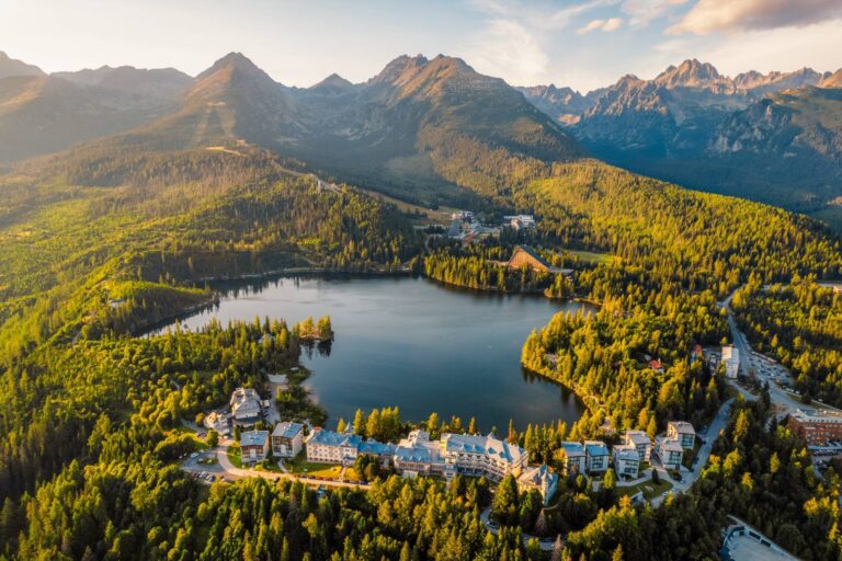 Górskie jezioro Szczyrbskie Pleso. Jezioro Szczyrbskie z widokiem na Park Narodowy Wysokie Tatry, Słowacja © Shutterstock