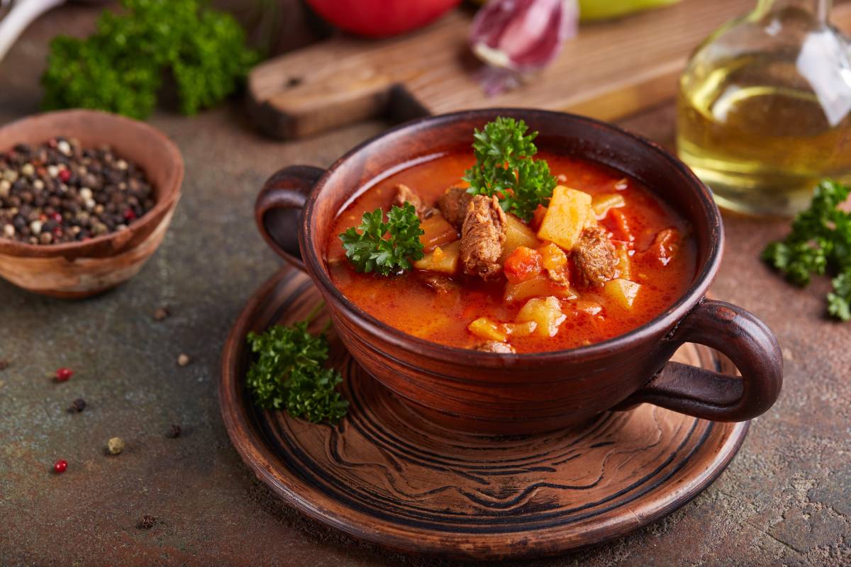 Gulasz z mięsa i warzyw, doprawiony papryką. Kuchnia węgierska © Shutterstock