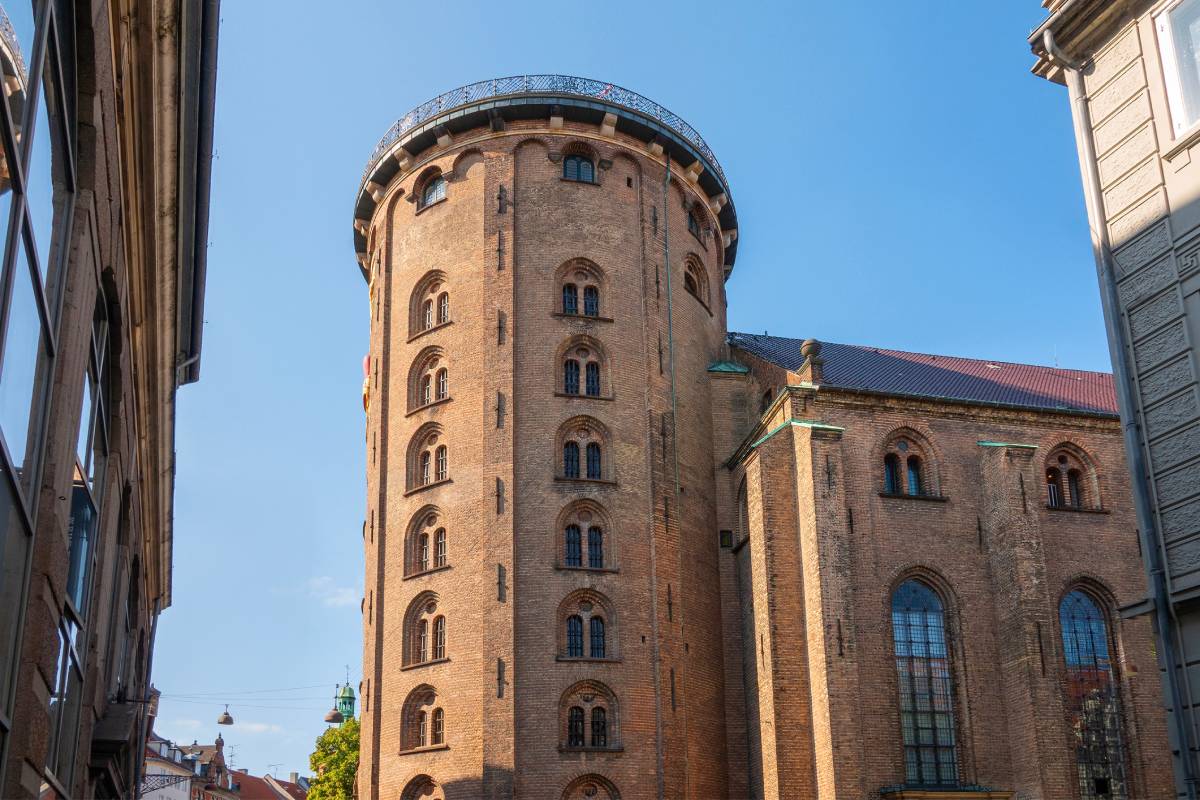 Historyczna okrągła wieża (Rundetårn) w Kopenhadze © Shutterstock
