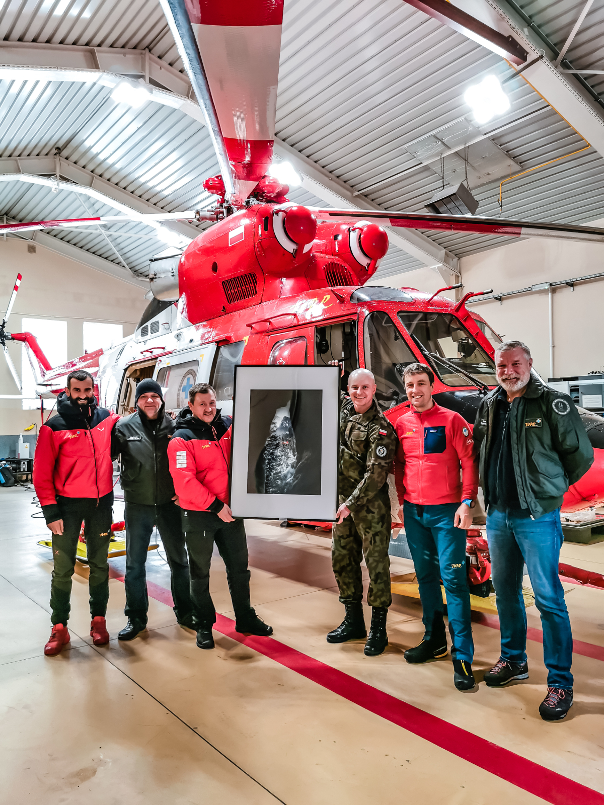 pawel-mazur-wreczna-zdjecie-smiglowca-topr-sokol-ratownikom-topr