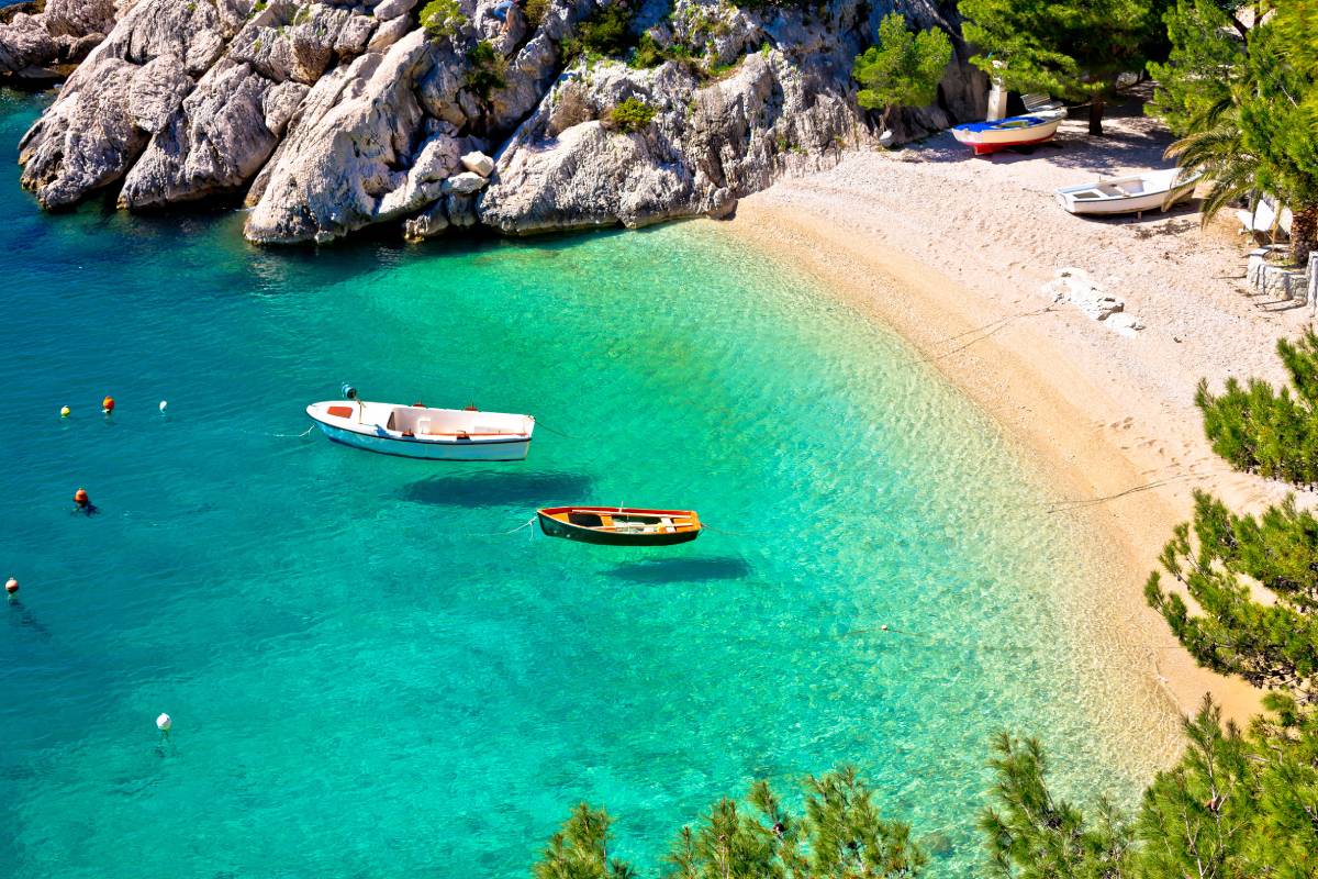 Idylliczna plaża Punta Rata w Breli, Riwiera Makarska w Dalmacji, Chorwacja © Shutterstock