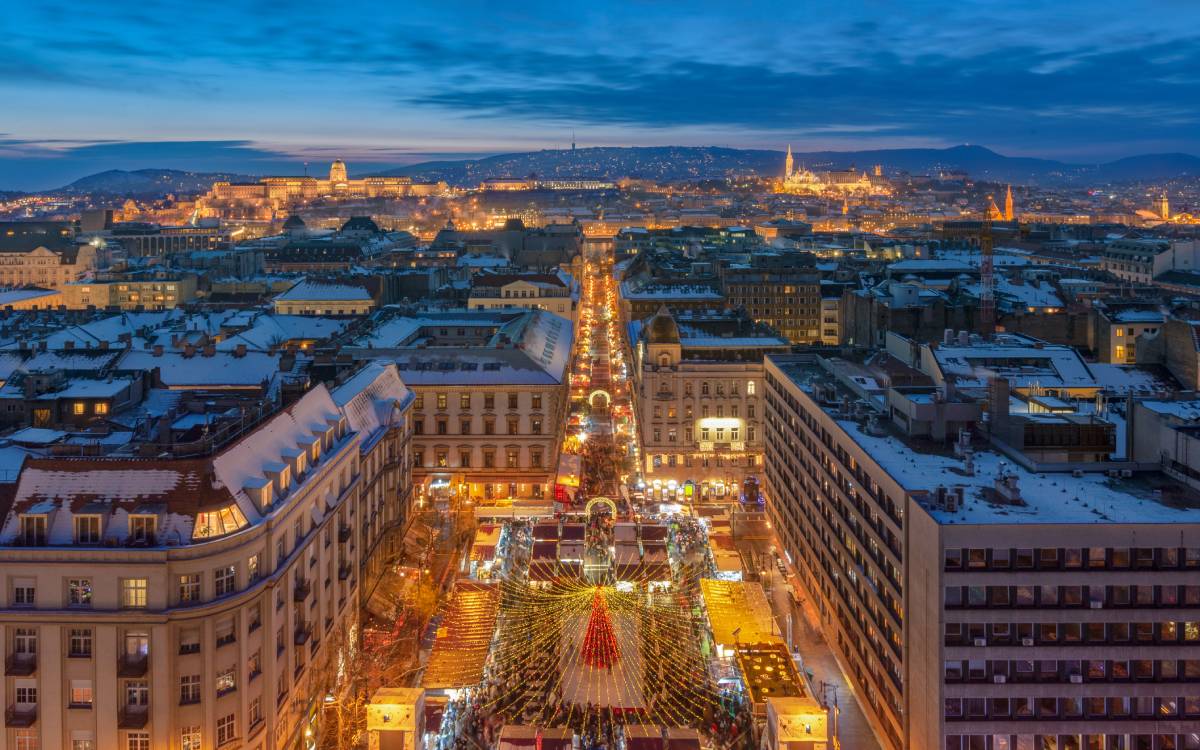 Jarmark bożonarodzeniowy przed Bazyliką Świętego Stefana w Budapeszcie © Shutterstock