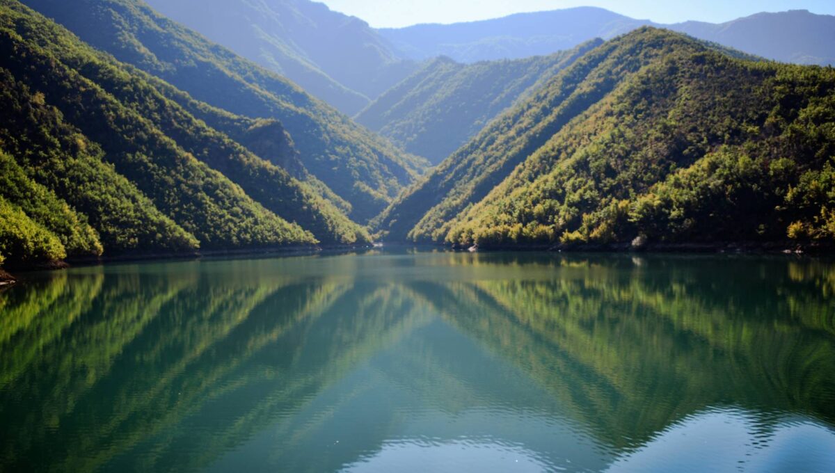 Jezioro Koman w Albanii © Shutterstock