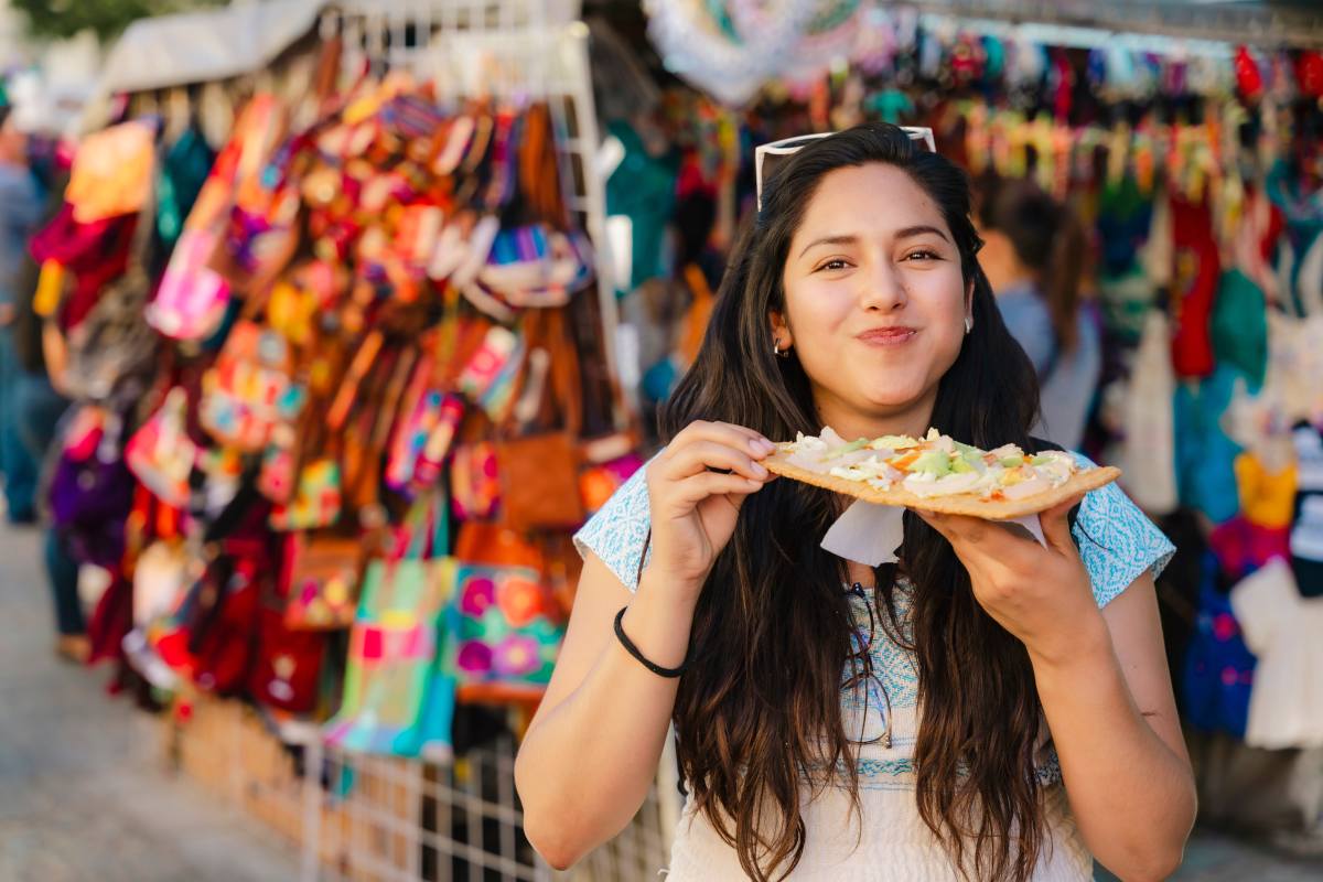 Kobieta jedząca chicharron preparado na targu w Oaxaca w Meksyku © Shutterstock