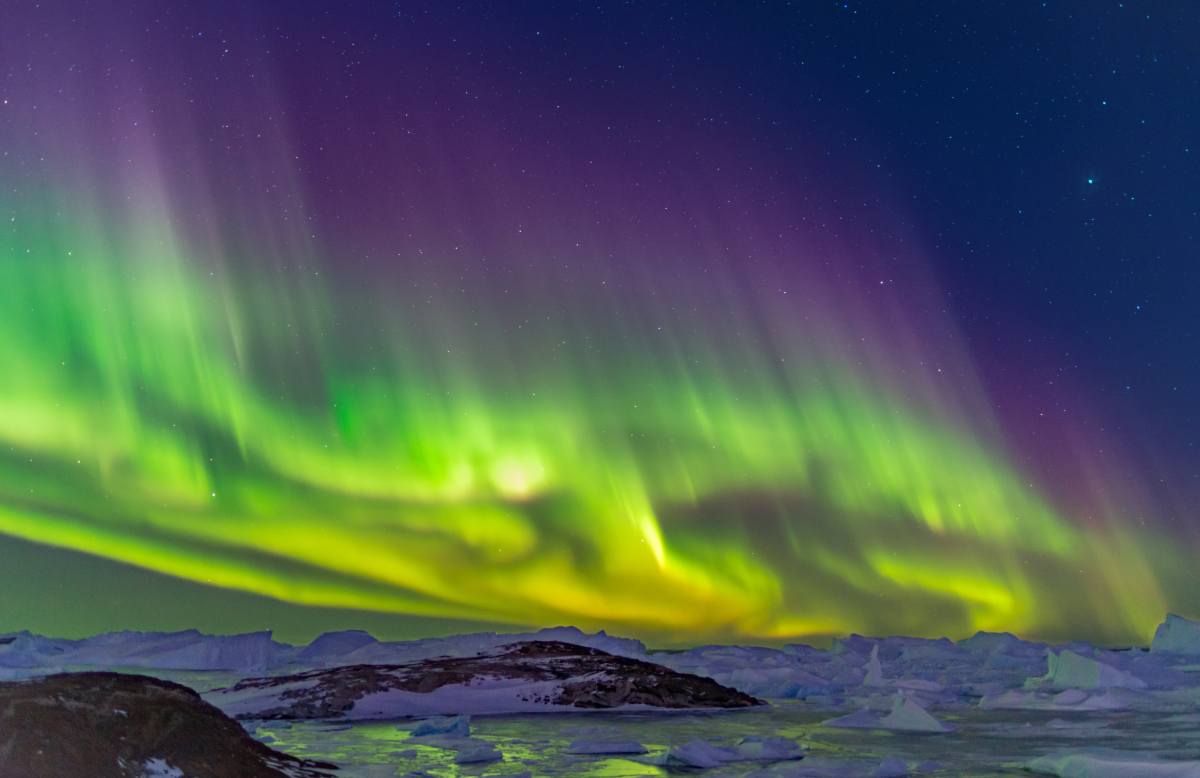 Kolorowa zorza polarna, Wzgórza Larsemanna, Zatoka Prydza, Antarktyda © Shutterstock