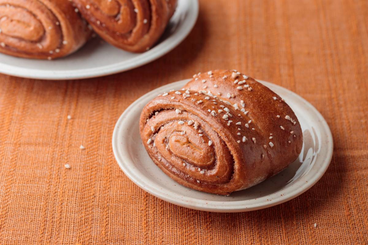 Korvapuusti, tradycyjne fińskie bułki cynamonowe © Shutterstock
