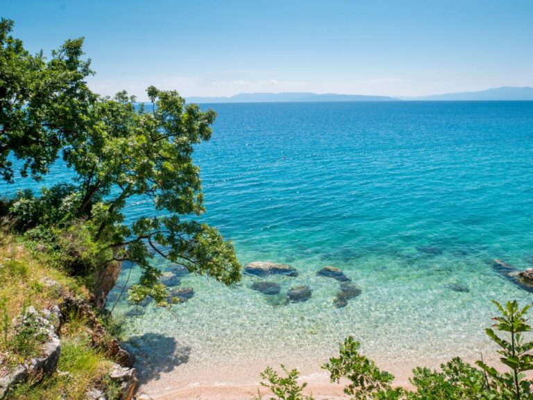 Kostrena Beach w Rijece, Chorwacja © Shutterstock