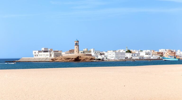 Latarnia morska Al-Ayjah na przylądku w mieście Sur, Oman © Shutterstock