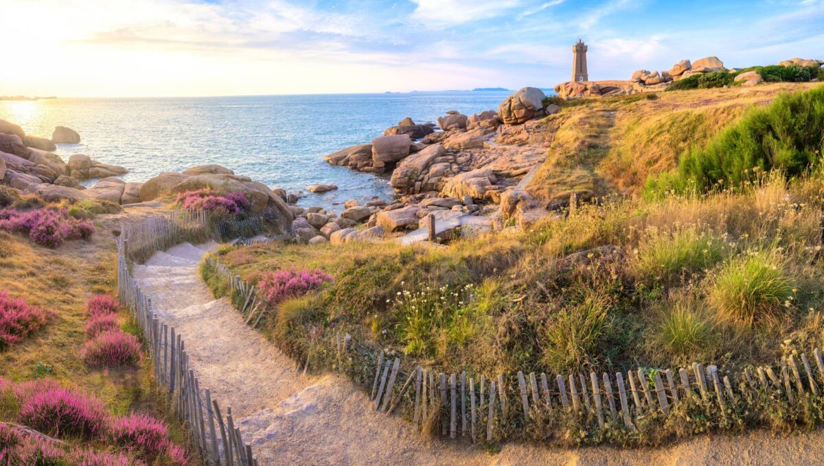 Latarnia morska w Ploumanach, Bretania, Francja © Shutterstock