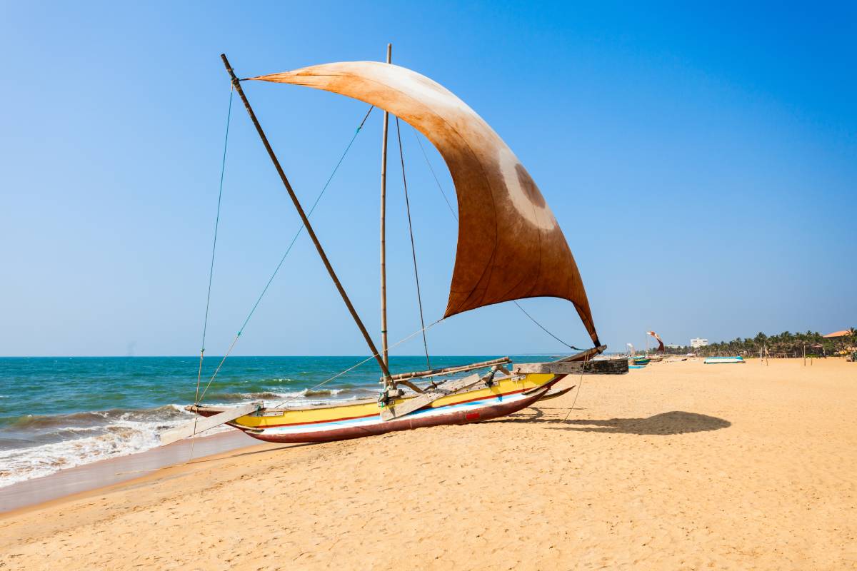 Łódź na plaży w Negombo na zachodnim wybrzeżu Sri Lanki © Shutterstock