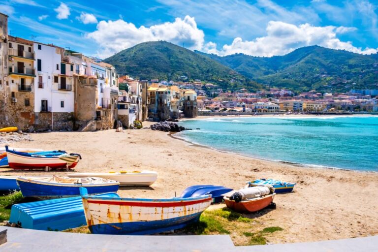 Łodzie rybackie na plaży w Cefalù, Sycylia © Shutterstock