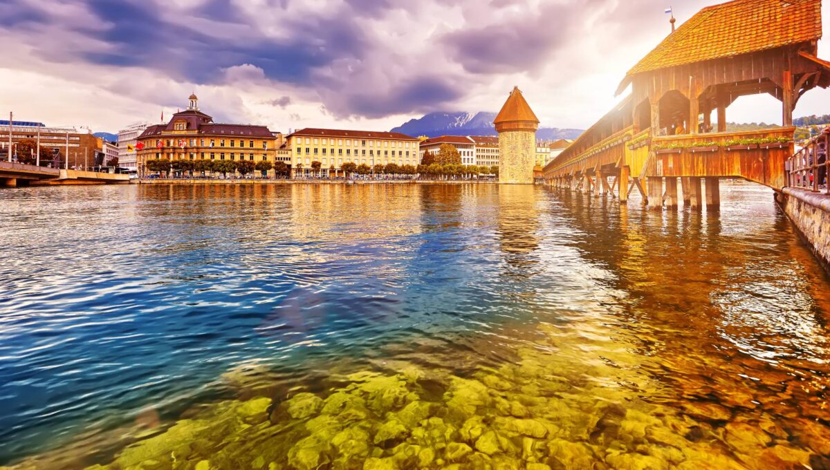 Lucerna, Szwajcaria – słynny drewniany Most Kapliczny © Shutterstock