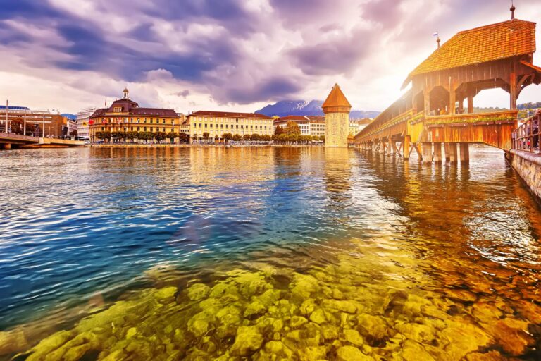 Lucerna, Szwajcaria – słynny drewniany Most Kapliczny © Shutterstock