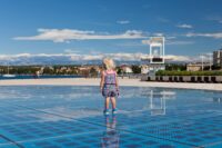 Mała dziewczynka biegnąca promenadą nadmorską w Zadarze © Shutterstock