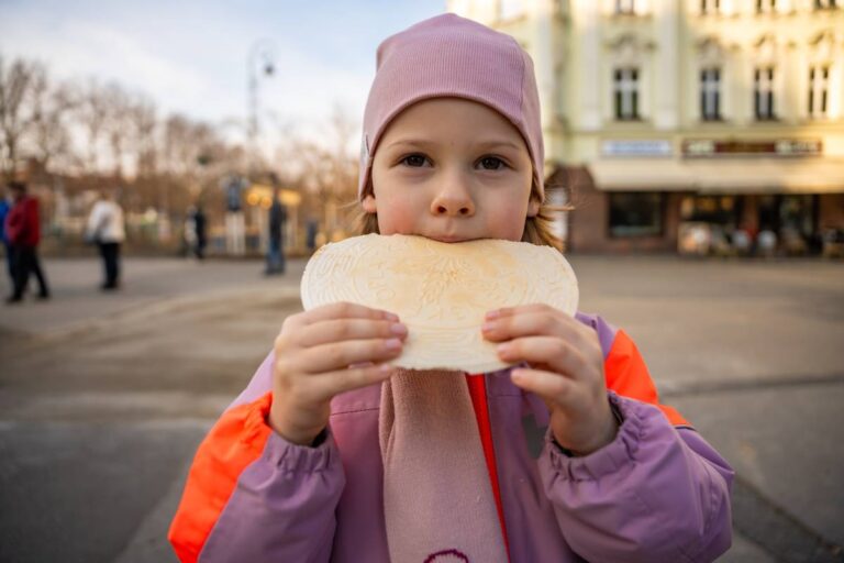 Mała dziewczynka z tradycyjnym ciepłym gofrem w gminie Karlowe Wary lub Carlsbad w Czechach © Shutterstock