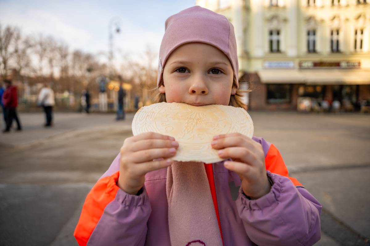 Mała dziewczynka z tradycyjnym ciepłym gofrem w gminie Karlowe Wary lub Carlsbad w Czechach © Shutterstock