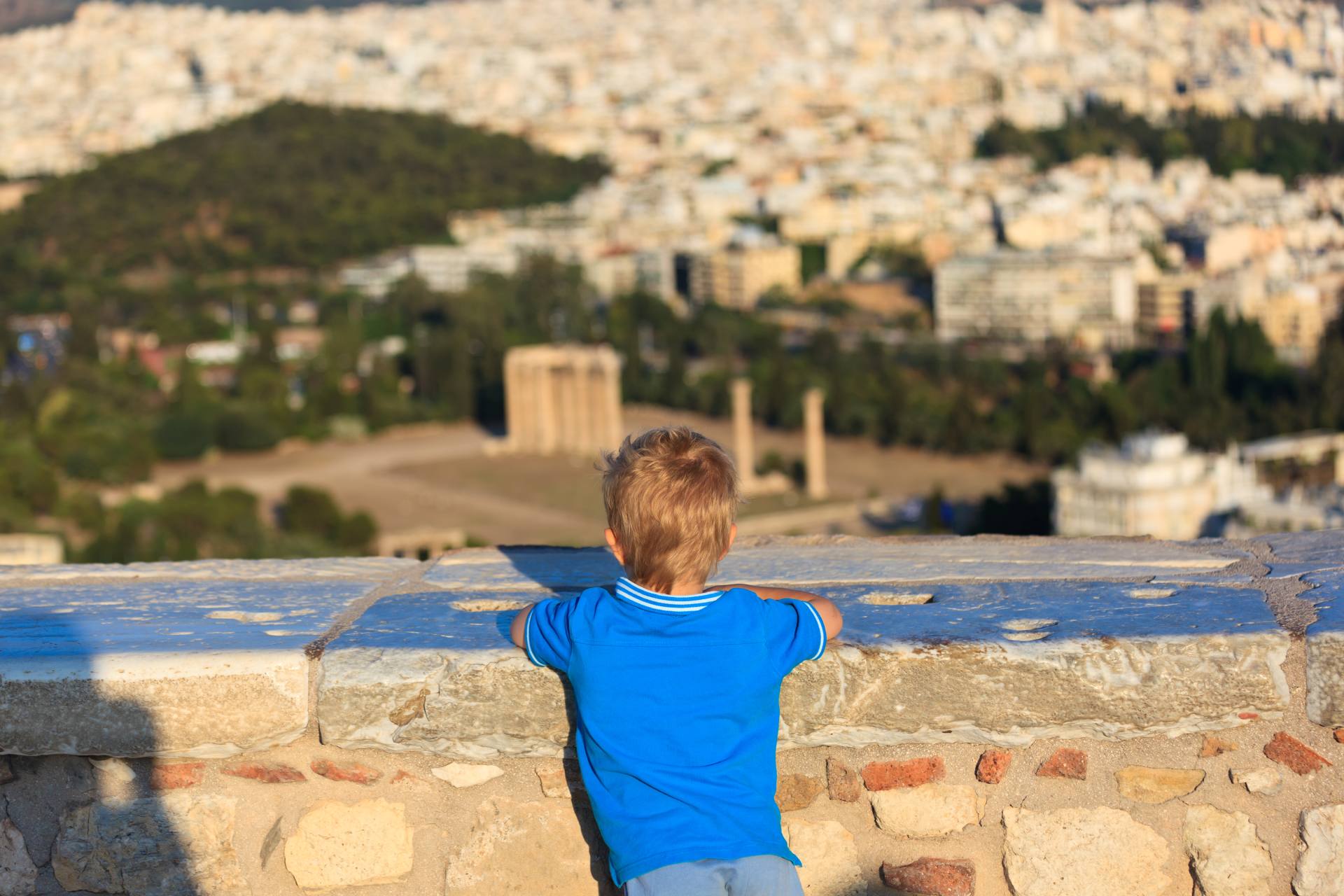 Mały chłopiec w Atenach © Shutterstock