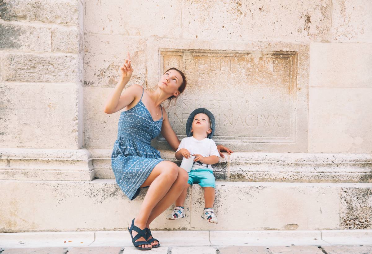 Mama i syn w Zadar © Shutterstock