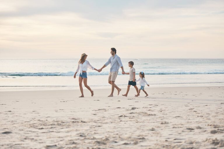 Mama, tata i dzieci odkrywają razem z rodzicami wybrzeże Miami podczas spaceru wakacyjnego, wycieczki i letnich wakacji © Shutterstock