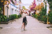 Mama z dzieckiem w miasteczku Puerto de Mogán, Gran Canaria © Shutterstock