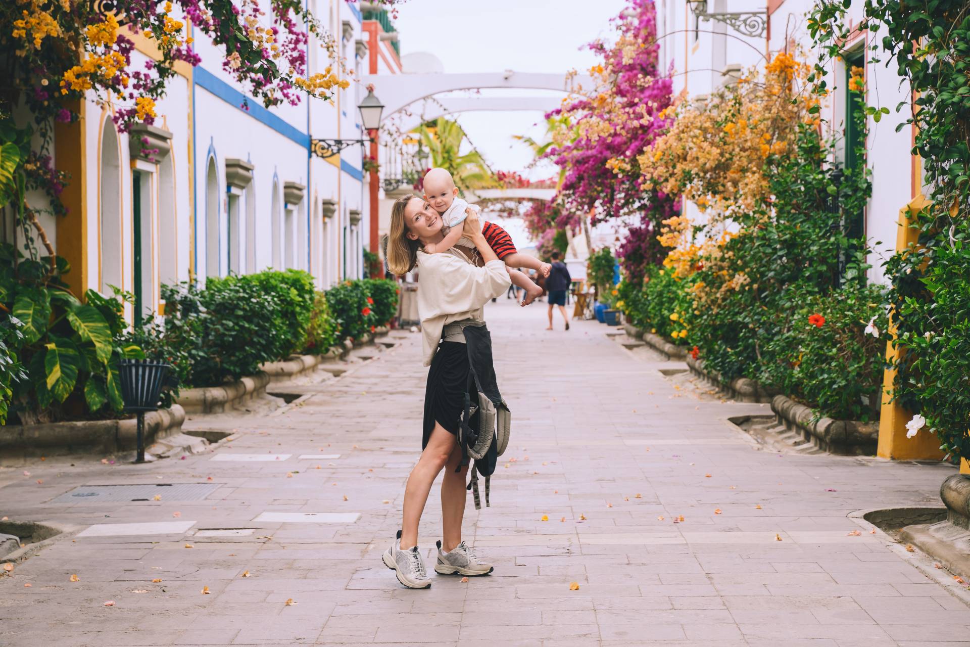 Mama z dzieckiem w miasteczku Puerto de Mogán, Gran Canaria © Shutterstock