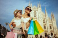 Matka z córką na zakupach w Mediolanie © Shutterstock