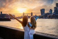 Matka z córką podziwiają panoramę Londynu © Shutterstock