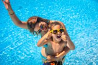 Matka z synem w basenie © Shutterstock