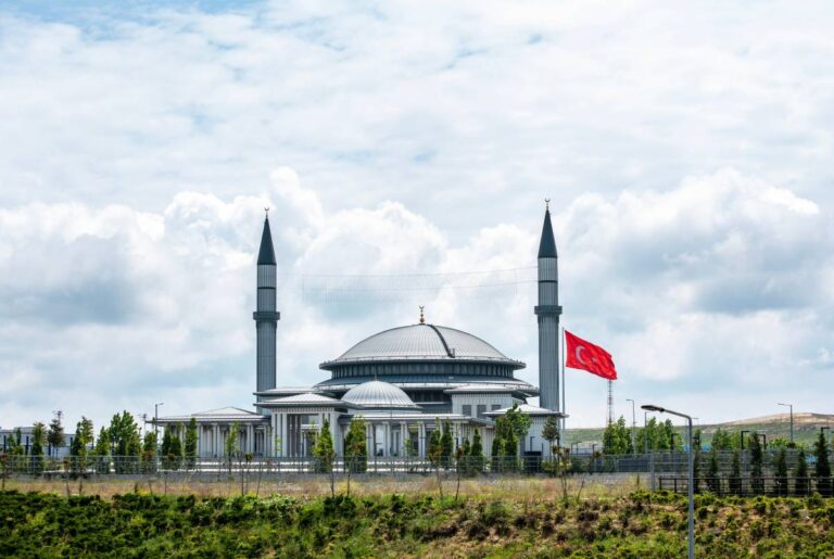 Meczet Ali Kuşçu na lotnisku w Stambule © Shutterstock