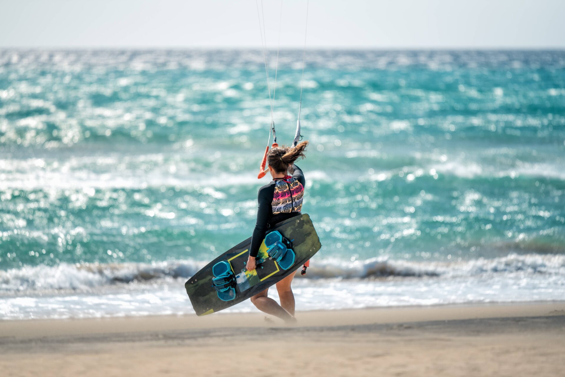 Młoda kitesurferka na plaży Sotavento na Fuerteventurze © Shutterstock
