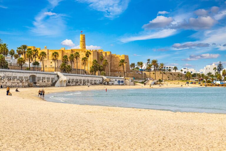 Monastir – historyczne i turystyczne miasto Tunezji © Shutterstock