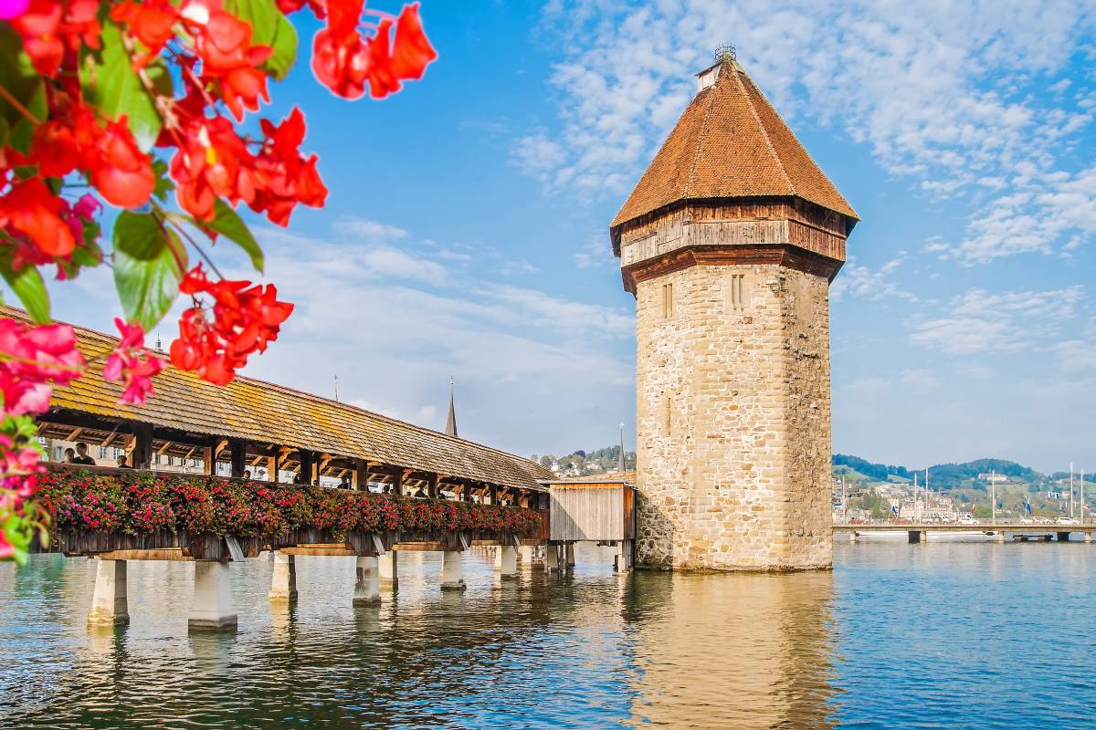 Most Kapliczny (Kapellbrücke) w Lucernie, Szwajcaria © Shutterstock