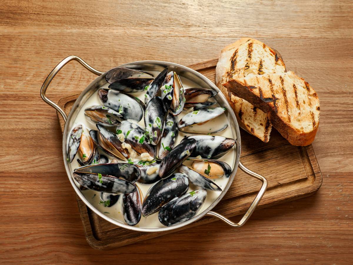 Moules à la crème, Normandia, Francja © Shutterstock