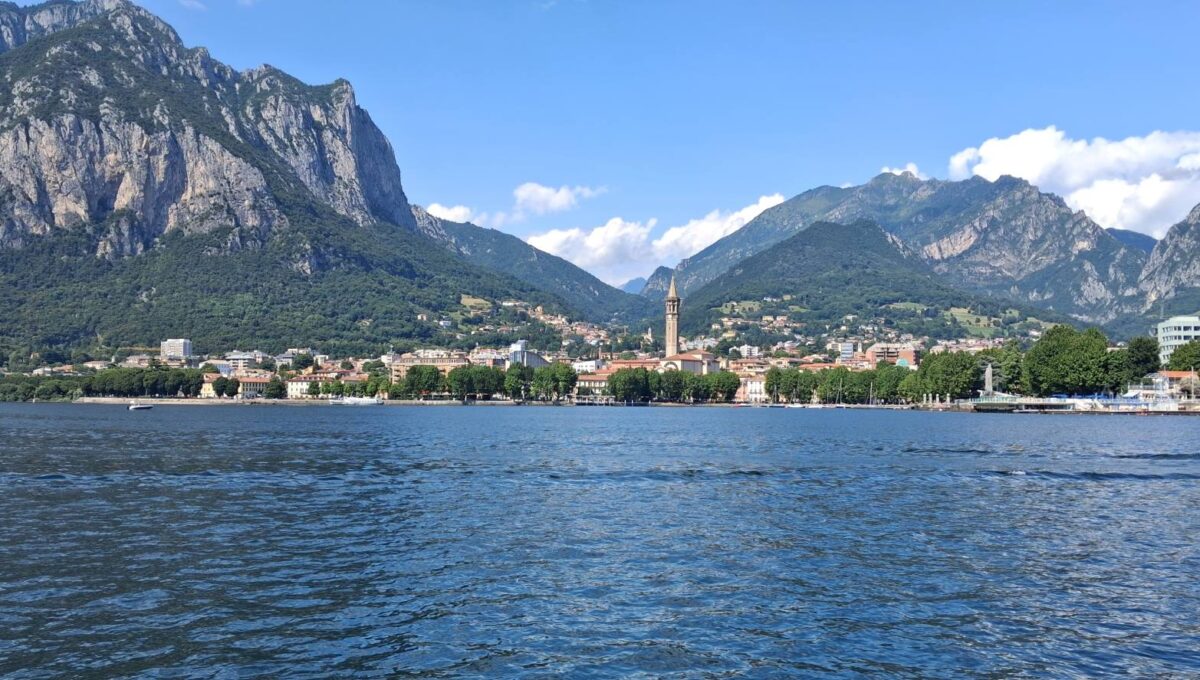 Nad jeziorem Como i miastem Lecco we Włoszech © Shutterstock