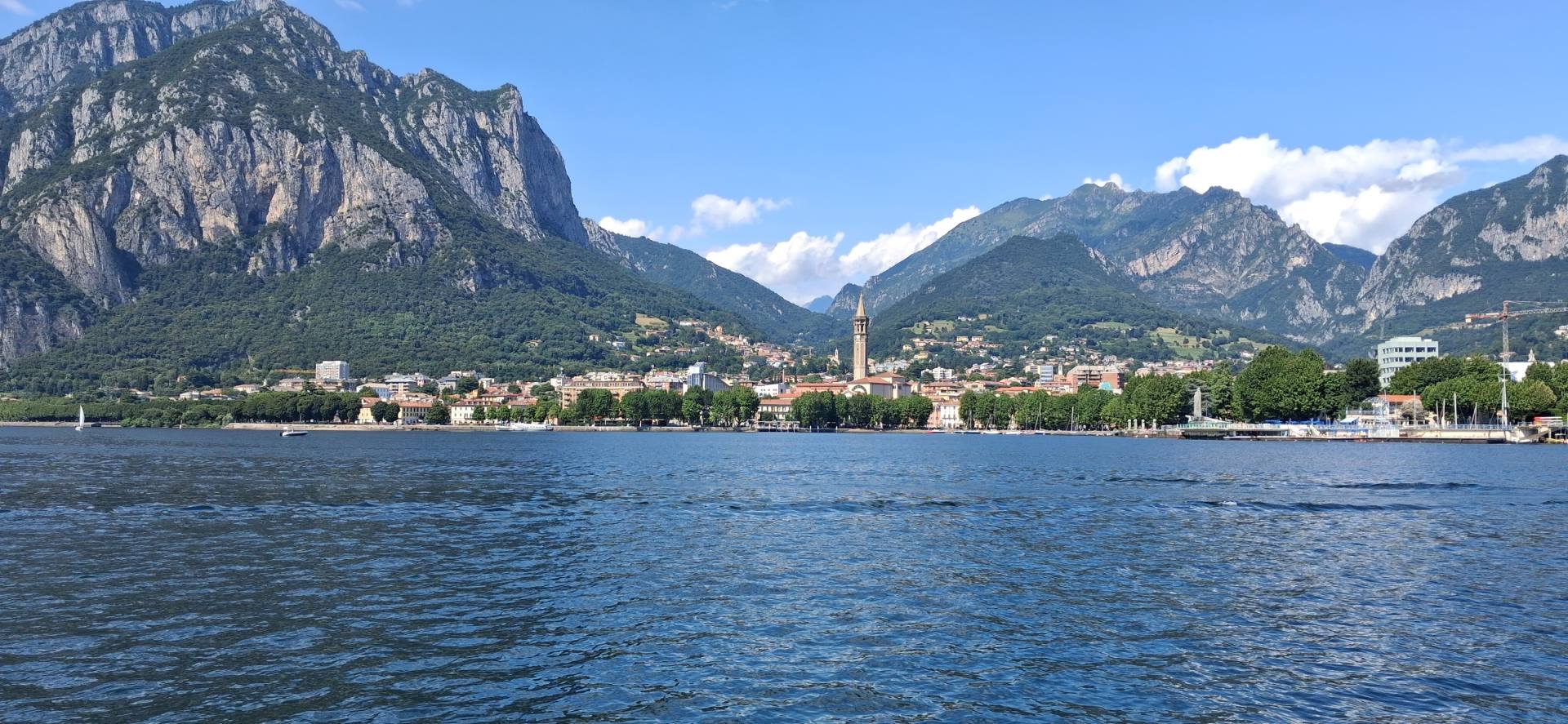 Nad jeziorem Como i miastem Lecco we Włoszech © Shutterstock