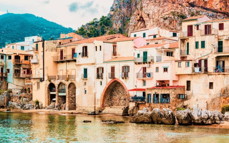 Nadmorska część starego miasta Cefalù, Sycylia we Włoszech © Shutterstock